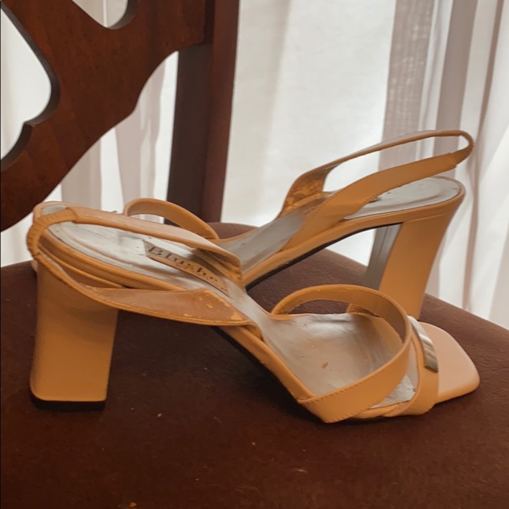 A pair of dressy sandels